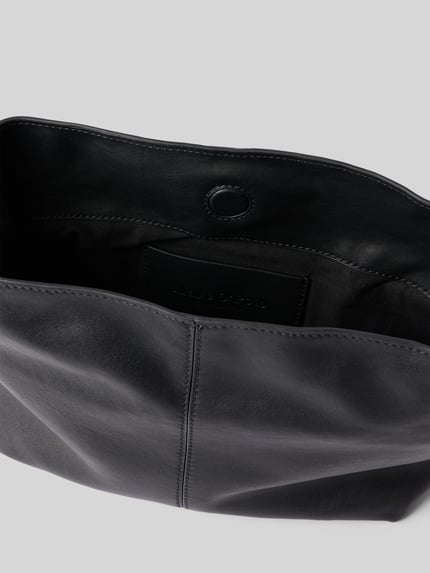 Produktfoto, Umhängetasche aus echtem Leder von Marc O'Polo für Damen, schwarze glatte Oberfläche, dezente Nähte, Nahaufnahme Innenansicht.