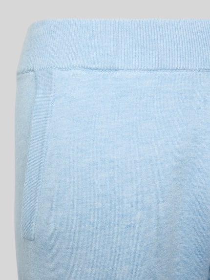 Vrouwenmodel draagt Pyjamabroek met elastische band van Christian Berg Woman, viscosemix, los model, lichtblauw met zachte textuur, detailopname.
