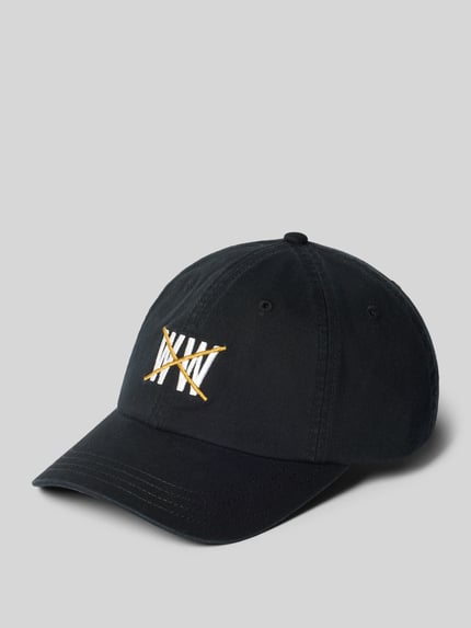 Produktfoto, schwarze Base Cap mit weiß-gelbem Logo-Stitching, reiner Baumwollstoff, Modell 'Taxi' von Wood Wood, sichtbare Struktur