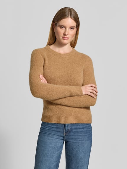Frauenmodel trägt Slim Fit Strickpullover mit Rundhalsausschnitt von MICHAEL Michael Kors in Beige, Material-Mix, gerippte Abschlüsse, Nahaufnahme Oberkörper.