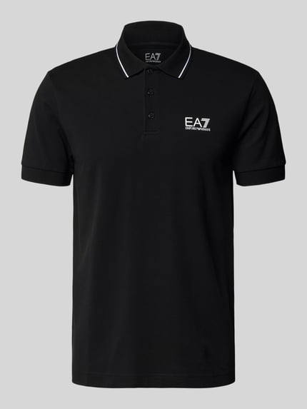 Produktfoto, Regular Fit Poloshirt mit Logo-Print von EA7 Emporio Armani, schwarz, glatte Baumwoll-Mix-Struktur, Polokragen, Kurzärmelig, elastische Ärmelabschlüsse, Rückenlänge 70 cm bei Größe M