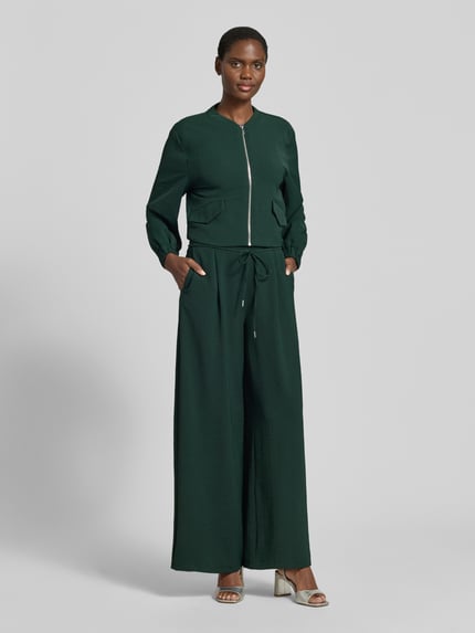 Frauenmodel trägt Hose mit elastischem Bund und Bindegürtel von Zero, dunkles Grün, Strukturmuster, relaxed Fit, Ganzkörperansicht von vorne.