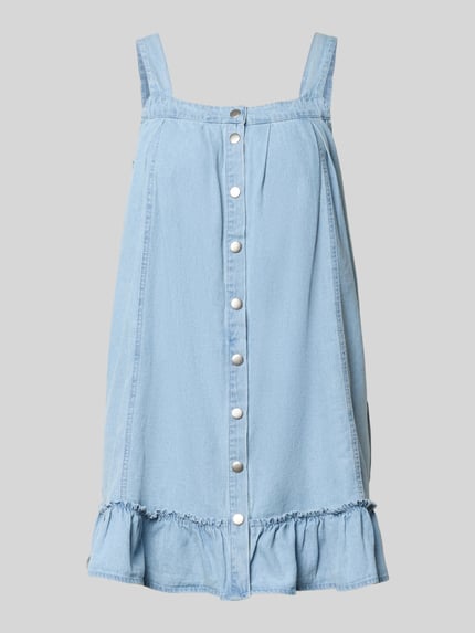 Produktfoto, Jeanskleid aus reiner Baumwolle Modell 'OREGON' von Noisy May, Denim in hellem Blau, Ärmelloses-Design, durchgehende Druckknopfleiste, Minilänge, Rüschensaum, lockere Passform, strukturierte Textur.