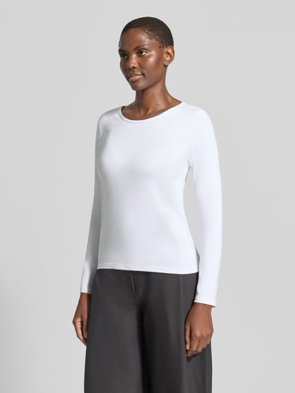 Vrouwenmodel draagt shirt met lange mouwen van ZABAIONE, mix van katoen en elastaan, getailleerd model, ronde hals, ruglengte maat S 57 cm, volledige lichaamsaanzicht van voren