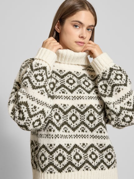 Frauenmodel trägt Regula Fit Rollkragenpullover mit Allover-Muster Modell 'CARIN' von Only, Norwegenmuster, Strick, Nahaufnahme Oberkörper