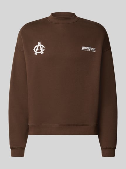 Produktfoto, braunes Sweatshirt mit Label-Stickerei von ANOTHER COTTON LAB, Rundhalsausschnitt, Baumwoll-Mix, lockere Passform, gerippte Abschlüsse