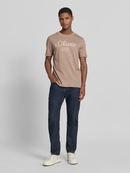 Männermodel trägt Regular Fit T-Shirt aus reiner Baumwolle von s.Oliver RED LABEL, Optik: Unifarben, Label-Print, Rundhals, Kurzarm, Materialverarbeitung: Jersey, Herren T-Shirt; Ganzkörperansicht von vorne