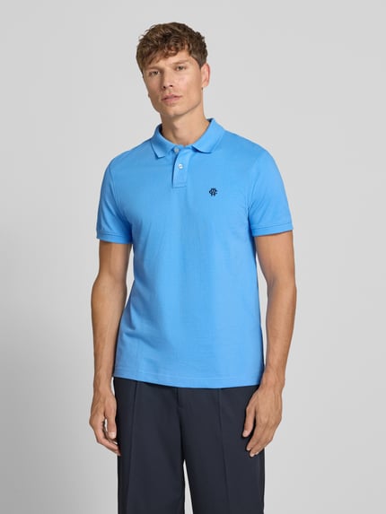 Männermodel trägt Slim Fit Poloshirt mit Label-Stitching von MCNEAL in Blau, Reine Baumwolle, Knopfleiste, Rückenlänge 72 cm, Ganzkörperansicht von vorne.