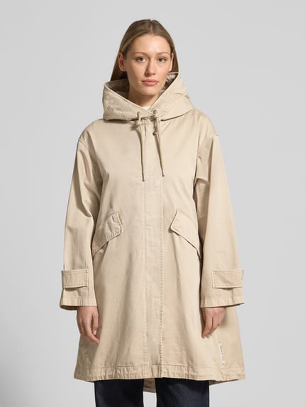 Kobiece model nosi Regular Fit Parka aus reiner Baumwolle von Marc O'Polo, efekt: jednolity kolor, krój regular fit, kaptur z tunelem, zamek błyskawiczny dwustronny, listwa z zatrzaskami, tunel, długi rękaw, zakończenie rękawów z nakładką, dół fishtail, kieszenie z patkami, bawełna, całkowity widok z przodu.
