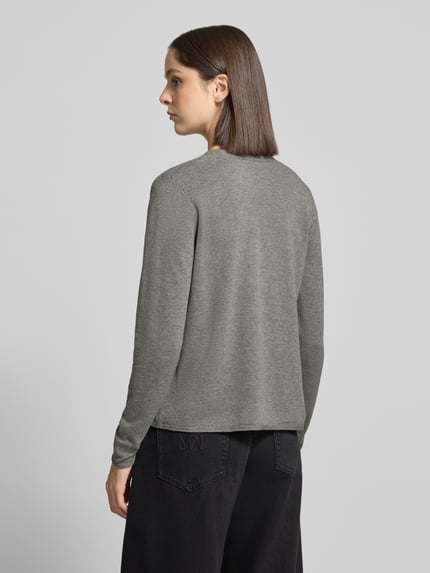Frauenmodel trägt Regular Fit Cardigan mit offenem Design von S.OLIVER CASUAL in mattgrauer Feinstrick-Struktur, Ganzkörperansicht Rückansicht.