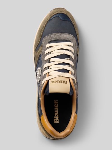 Produktfoto, Sneaker aus Leder-Mix mit Logo-Detail Modell 'OZARK' von Blauer USA in Blau, Beige und Gelb, runde Form, strukturierte Oberfläche, abgerundete Passform, Absatzhöhe 5 cm, Schafthöhe 8 cm, Schaftweite 10 cm