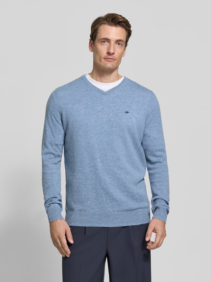 Männermodel trägt Regular Fit Strickpullover aus Baumwoll-Mix mit Kaschmir-Anteil von Fynch-Hatton in Hellblau, Nahaufnahme Oberkörper, Herren Strickpullover, V-Ausschnitt, elastische Abschlüsse