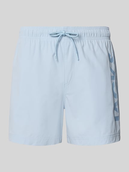 Produktfoto, jasnoniebieskie spodenki kąpielowe z nadrukiem z logo, model 'MAUI WAVE' od Jack & Jones, krój regular fit, elastyczny pas