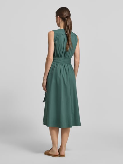 Frauenmodel trägt Midikleid mit V-Ausschnitt und Bindegürtel von ROBE LÉGÈRE aus Baumwoll-Mix, A-Linie, Rückenlänge 117 cm, Ganzkörperansicht Rückansicht.