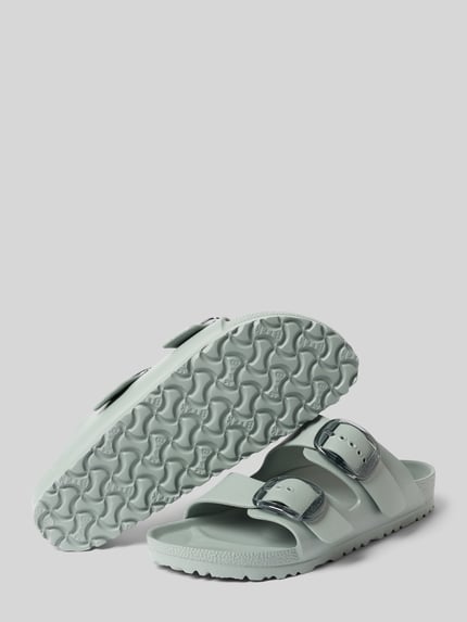 Productfoto, lichtgroene Sandalette met afgeronde neus, model 'ARIZONA BIG BUCKLE EVA' van Birkenstock, gesp op de riem, geprofileerde zool, hakhoogte 3 cm, dames sandaal.