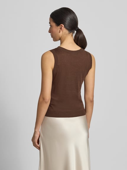 Kobiece model prezentuje top Slim Fit Top aus Seiden-Leinen-Mix Modell 'DRIVA' od Weekend Max Mara, efekt: jednolity kolor, okrągły dekolt, bez rękawów, wykończenie: prążkowane, mieszanka jedwabiu i lnu, dzianina, aplikacja z marką, widok całej sylwetki z tyłu.