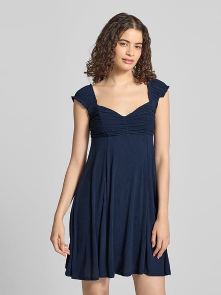 Frauenmodel trägt dunkelblaues Freizeitkleid mit Strukturmuster Modell 'HELDA' von ONLY, kurze Ärmel, Damen Freizeitkleid, Nahaufnahme Oberkörper.