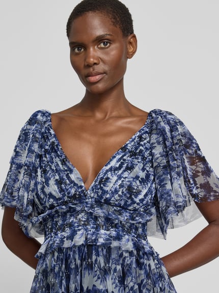 Kobiece modelka nosi Cocktailkleid aus Mesh mit V-Ausschnitt od LACE & BEADS, tiul, krój dopasowany, minikleid, wzór allover, dekolt V, długość tyłu w rozmiarze S: 55 cm, szerokość w rozmiarze S: 45 cm, długość rękawa w rozmiarze S: 25 cm, chłodne odcienie niebieskiego, tekstura lekko transparentna, widoczne fałdy materiału, zbliżenie górnej części ciała