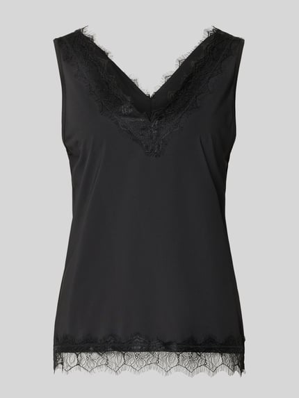 Produktfoto, schwarzes Trägertop aus Satin mit V-Ausschnitt und Spitzenbesatz, Modell 'Bicco' von FREE/QUENT, Regular Fit, glatte Textur.