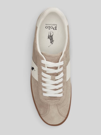 Produktfoto, Low Top Sneaker aus Veloursleder von Polo Ralph Lauren, beżowa zamszowa skóra, zaokrąglony nosek, płaski obcas, logo, strukturalna podeszwa, sznurowanie, detale w kontrastowym kolorze