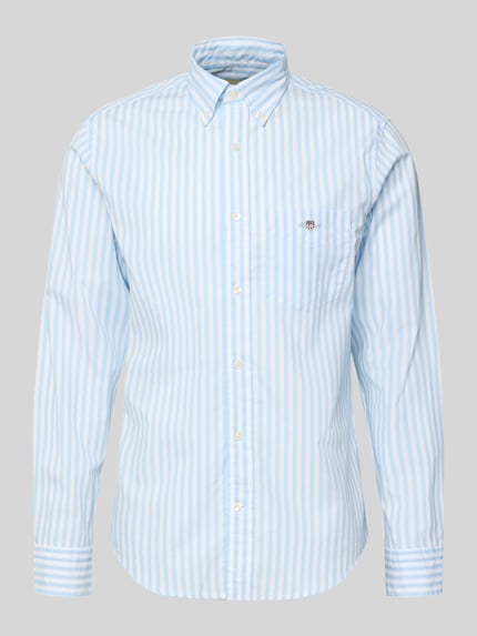 Productfoto, Slim Fit Freizeithemd mit borstzak van Gant in lichtblauw met witte verticale strepen, katoen, slim fit, logostiksel, button-down kraag, lange mouw, afgeronde zoom, heren overhemd