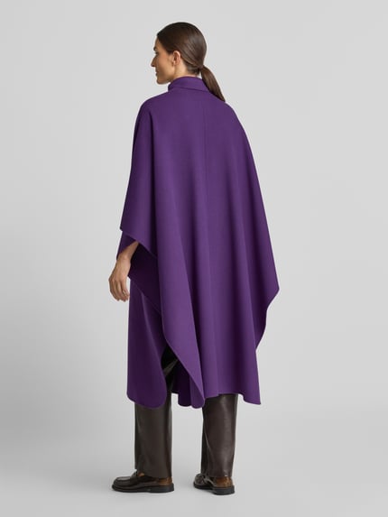 Männermodel trägt płaszcz w kolorze fioletowym o geometrycznych kształtach, gładka tekstura, model 'PAGGIO' od Weekend Max Mara, Ganzkörperansicht Rückansicht.