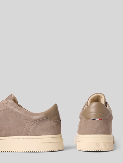 Produktfoto, Sneaker aus echtem Leder mit Logo-Prägung Modell 'Julien' von HECHTER PARIS in Velours-Optik, beige Farben, abgerundete Passform, Schnürverschluss, Schafthöhe 8 cm, Absatzhöhe 4 cm, Schaftweite 12 cm