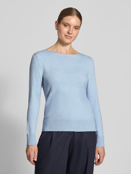 Frauenmodel trägt Regular Fit Strickpullover aus Viskose-Mix mit U-Boot-Ausschnitt von Christian Berg Woman, hellblau, glatte Textur, gerippte Abschlüsse, langärmelig, überschnittene Schultern, Damen Strickpullover, Ganzkörperansicht von vorne.