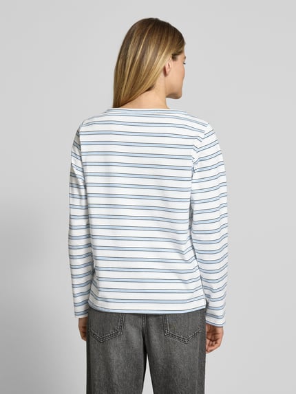 Frauenmodel trägt Longsleeve mit Rundhalsausschnitt Modell 'Asla' von My Essential Wardrobe, Baumwoll-Mix, Regular-Fit, Rückenlänge 61 cm, Rückenansicht.