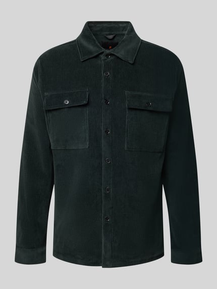 Produktfoto, Regular Fit Overshirt mit Pattentaschen Modell 'Taylor' von Zuitable aus Baumwoll-Mix mit Stretch, dunkelgrün, sichtbare Knopfleiste und Kentkragen, strukturierte Cord-Oberfläche
