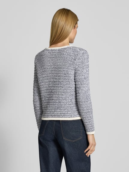 Vrouwenmodel draagt Strickjacke mit Rundhalsausschnitt und Knopfleiste van Christian Berg Woman Selection, katoen, regular fit, ruglengte 54 cm, mouwlengte 66 cm, gemêleerde structuur, donkerblauw-wit, geheel van achteren gezien.