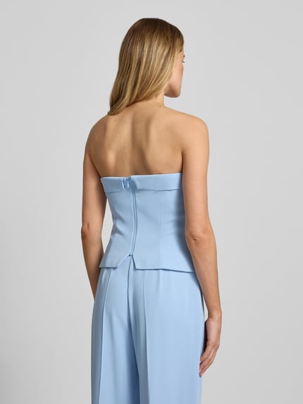 Vrouwenmodel draagt Bandeau-Top met Umschlag van Jake*s Cocktail, lichtblauw, getailleerde fit, gladde textuur, rugaanzicht, detailopname