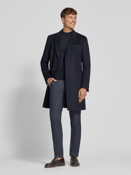 Männermodel trägt Modern Fit Hose mit Eingrifftaschen von bugatti in Dunkelblau, fein strukturiert, Baumwoll-Mix, Ganzkörperansicht von vorne.