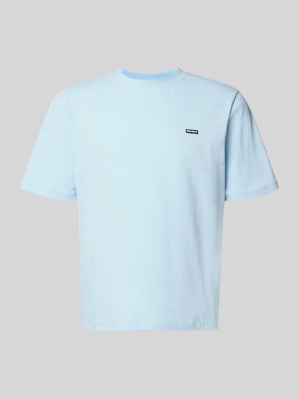 Produktfoto, hellblaues Basic T-Shirt mit kleinem Logo-Patch auf der Brust von REVIEW, reine Baumwolle, gerader Schnitt, Rundhalsausschnitt