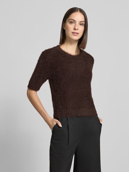 Modelka nosi Regular Fit Pullover aus Baumwoll-Mix od ROBE LÉGÈRE, brązowy, miękka tekstura, czarne spodnie, zdjęcie całej sylwetki z przodu.