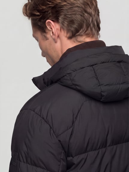 Männermodel trägt Daunenjacke mit Kapuze von BOSS, unifarben, strukturierte Webware, Logo-Patch, elastische Abschlüsse, Ganzkörperansicht Rückansicht.