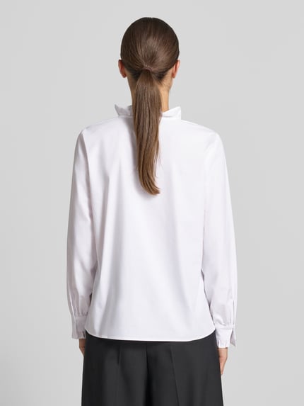 Männermodel trägt Regular Fit Langarmbluse aus Baumwoll-Mix von MORE, mieszanka bawełny i elastanu, stójka z obszyciem falbanami, dekolt w serek, zapięcie na guzik z plisą, krój z długim rękawem z bufiaste rękawy, długość tyłu w rozmiarze 36: 63 cm, długość rękawa w rozmiarze 36: 61 cm, Ganzkörperansicht Rückansicht