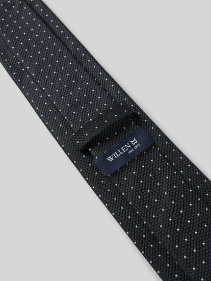 Productfoto, Krawatte mit Label-Detail van Willen, pure zijde, klassiek model, donker met fijne stippen, label zichtbaar, breedte 8 cm