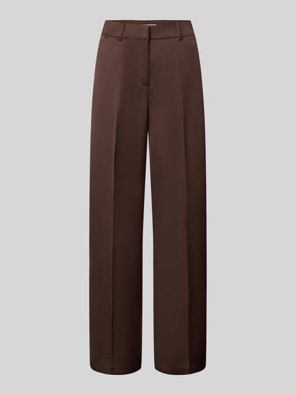 Produktfoto, braune Hose mit Bügelfalten Modell 'EVIE' von b.young, Regular Fit, Gesäßtaschen, glatte Struktur, neutraler Hintergrund, Damen Hose.
