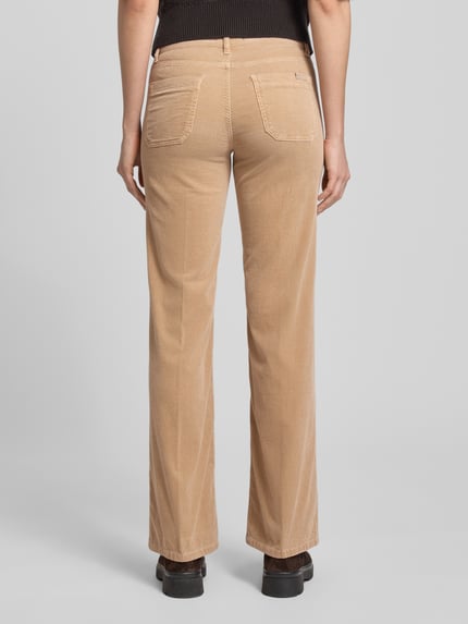 Frauenmodel trägt Bootcut Cordhose mit Eingrifftaschen Modell 'TESS' von Cambio in Beige, Baumwoll-Mix mit Modal, Ganzkörperansicht Rückansicht.