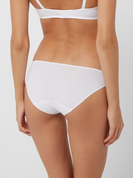 Vrouwenmodel draagt witte Slip met labeldetail Model 'Rio' van Marie Jo, materiaalmix met stretch, nauwsluitend model, volledig zicht achteraan.
