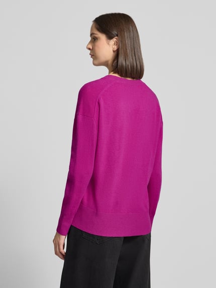 Frauenmodel trägt Pullover aus Wolle mit V-Ausschnitt von JAKE*S WOMAN CASUAL in Melangeoptik, Feinstrick, Rippenabschlüsse, Ganzkörperansicht Rückansicht.