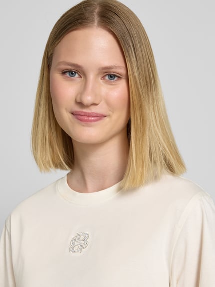BOSS T-shirt o kroju regular fit z obszyciem kamieniami stras Złamany biały 3