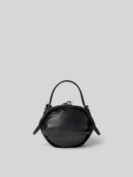 Produktfoto, Crossbody Bag mit Logo-Detail von Kenzo, czarny kolor, okrągły kształt, gładka tekstura, główna przegroda z zamkiem błyskawicznym, smukły pasek na ramię, marszczenia, wytłoczone logo, szerokość w rozmiarze 1: 24 cm, długość w rozmiarze 1: 10 cm, głębokość w rozmiarze 1: 5 cm