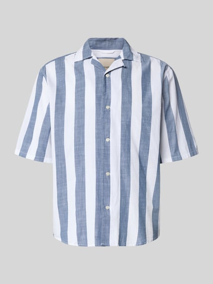 Produktfoto, Relaxed Fit Freizeithemd aus reiner Baumwolle Modell 'TES' von Only & Sons, Optik:Allover-Muster, Gestreift, Reverskragen, einreihig, Ärmelform:Kurzarm, strukturierte Baumwoll-Textur, Farben Weiß und Blau