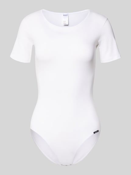 Produktfoto, Slim Fit Body mit Logo-Patch von Skiny in Weiß aus elastischem Baumwoll-Mix, Rundhalsausschnitt, kurzärmelig, Druckknopfverschluss