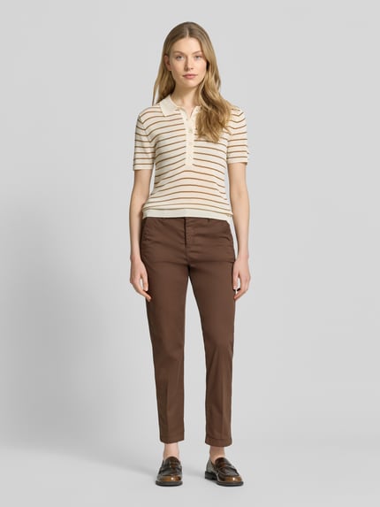 Frauenmodel trägt Straight Fit Chino in verkürzter Passform von MAC, braun, Baumwoll-Mix, Eingriff- und Gesäßtaschen, Ganzkörperansicht von vorne.