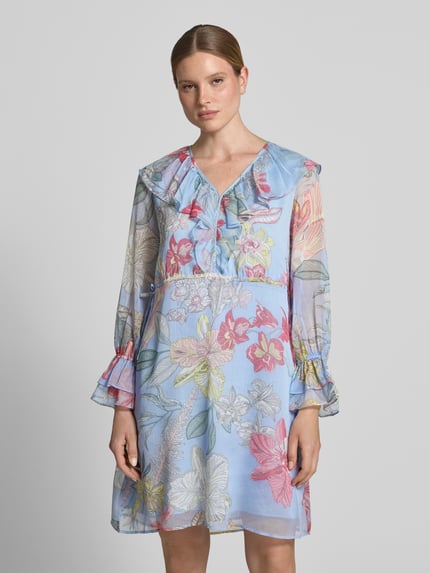 Vrouwenmodel draagt Knielanges Kleid mit V-Ausschnitt und Volants van comma, blauw met gekleurde bloemen, chiffon, recht model, all-over look, knielengte, V-hals, volants, ruglengte bij maat 36: 97 cm, borstwijdte bij maat 36: 51 cm, mouwlengte bij maat 36: 64 cm, vooraanzicht, bovenlichaam close-up.