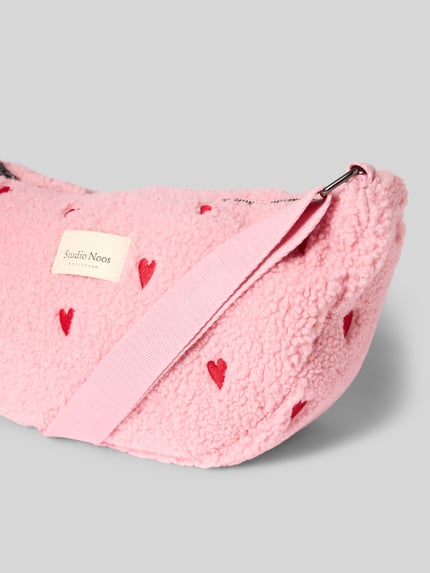 Produktfoto, Shoulder Bag aus Teddyfell von Studio Noos, różowe futerko z wyhaftowanym motywem na całej powierzchni, naszywka z logo, regulowany pasek na ramię, główna przegroda z zamkiem błyskawicznym, Szerokość w rozmiarze 1: 40 cm, Długość w rozmiarze 1: 20 cm, Głębokość w rozmiarze 1: 10 cm, Długość paska na ramię w rozmiarze 1: 62 cm