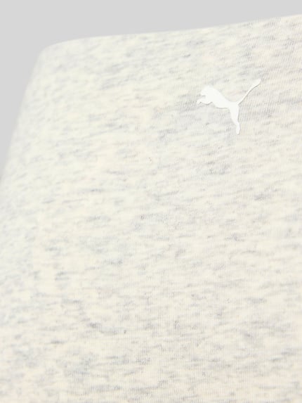 Frauenmodel trägt Slip mit elastischem Bund von PUMA, meliert in Grau, Baumwoll-Elasthan-Mix, körpernah, Nahaufnahme Oberkörper.